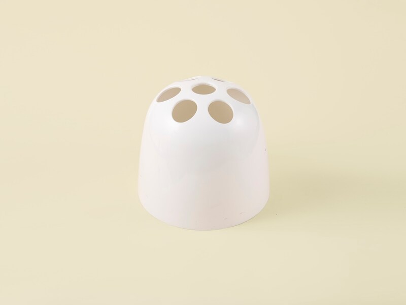 有機的かつ機能的なデザインをした〈Artemide〉の傘立て。Web連載「骨董王子・郷古隆洋の日用品案内」より。