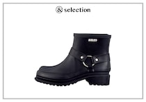 〈エーグル〉のラバーブーツは、バックル付きでフレンチエッセンスを感じる佇まいに。