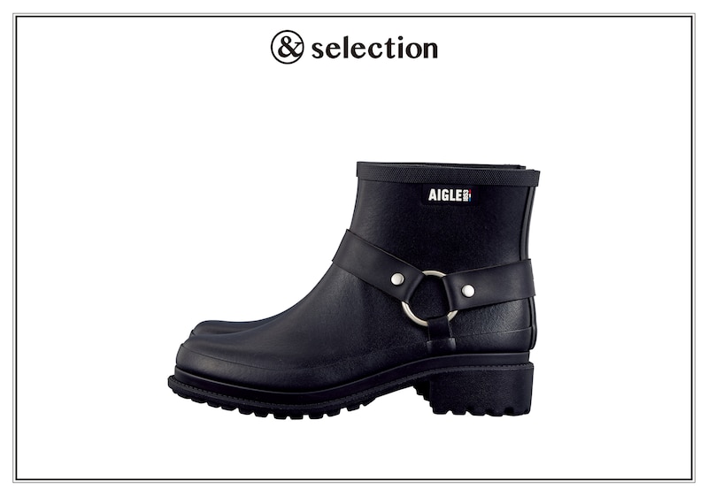 〈エーグル〉のラバーブーツは、バックル付きでフレンチエッセンスを感じる佇まいに。