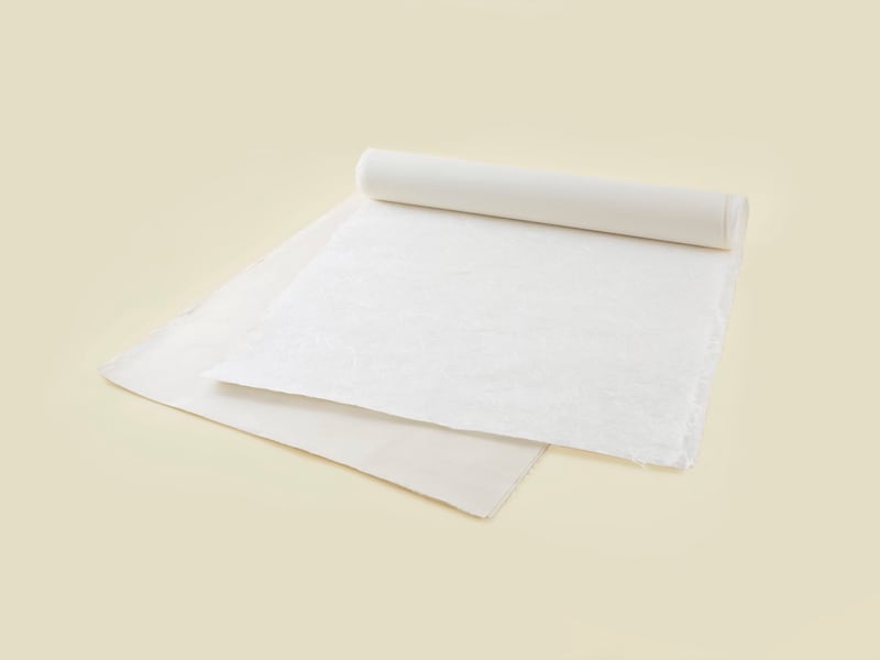 障子や照明の傘に貼っても。島根県の出雲民藝紙の手漉き和紙。Web連載「骨董王子・郷古隆洋の日用品案内」より。