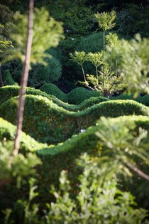 ガーデニングツールブランド〈ニワキ〉の創業者、ジェイク・ホブソンの庭作り。ヨーロッパと日本の美学が融合する自邸の庭。