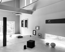 写真家・高木由利子さんが、彫刻家・大村大悟さんとの二人展を長野の御代田で開催中。