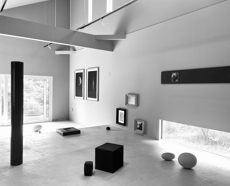 写真家・高木由利子さんが、彫刻家・大村大悟さんとの二人展を長野の御代田で開催中。