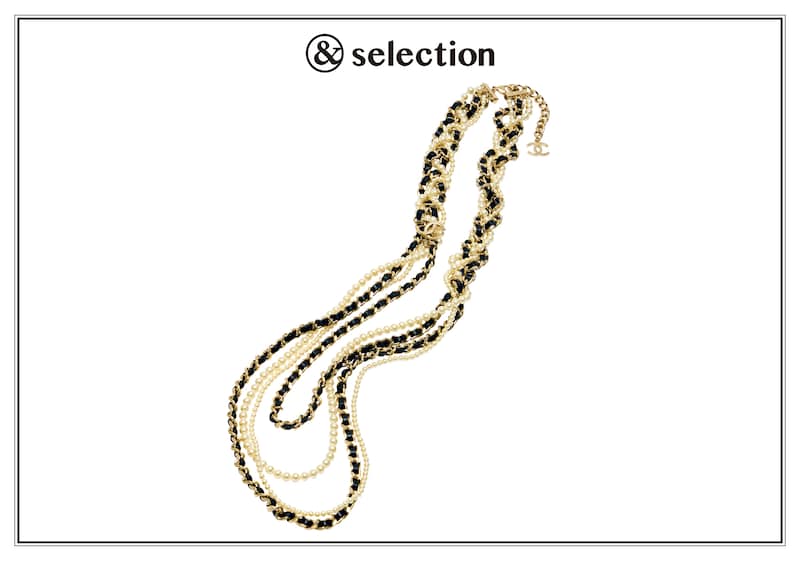 特別な日に身につけたい、パールとレザーが華やかな〈シャネル〉のネックレス。