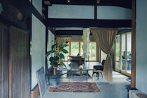 築100年ほどの古民家をセルフリノベーション。華道家・片桐功敦さんの美しい工芸品に囲まれた暮らし。