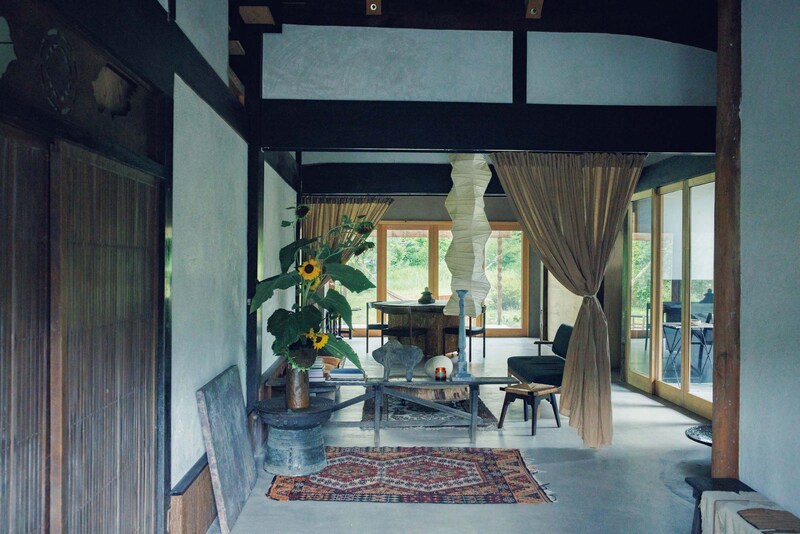 築100年ほどの古民家をセルフリノベーション。華道家・片桐功敦さんの美しい工芸品に囲まれた暮らし。