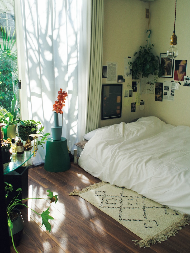 空間をグリーンで“埋めつくす”ように。ネイリスト・Mikiさんが暮らす、38㎡の部屋。