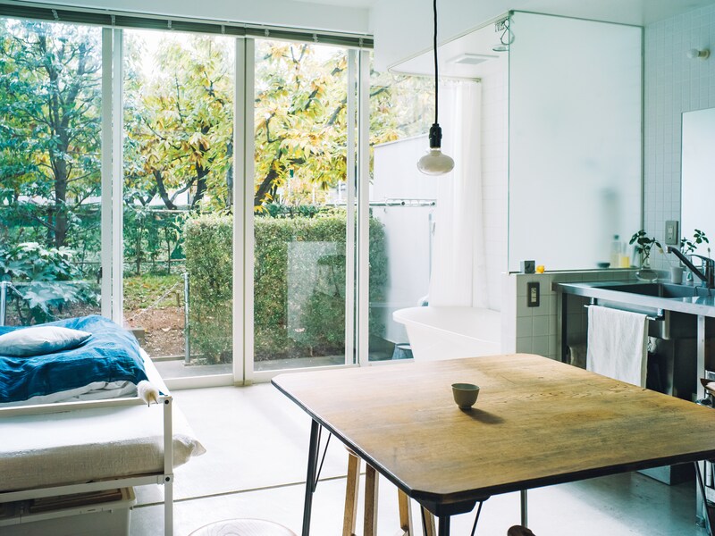 圧迫感がなく、ホテルの一室のような部屋。スタイリスト・竹内万貴さんの暮らしのこだわり。