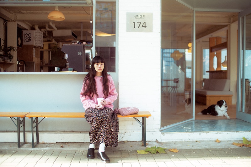 北欧家具が並ぶ落ち着いた空間、韓国・延南のカフェ『Haus Kiru』。