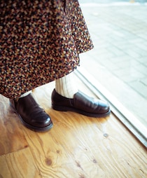 スリッポンのように気軽に履ける〈ビューティフル・シューズ〉のレザーシューズを旅の相棒に。