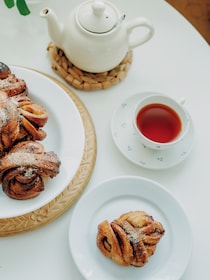 ウェルシュケーキなどヨーロッパの伝統菓子と紅茶を楽しむ、金工作家・永井咲希さんのティータイム。