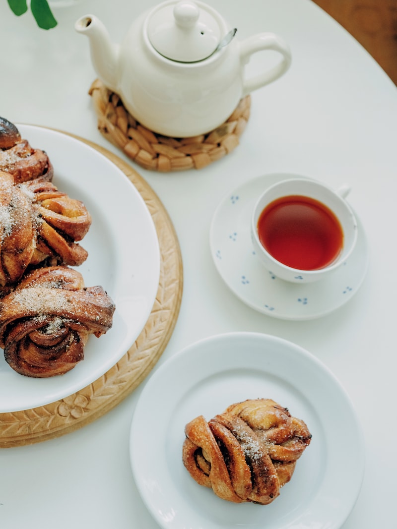 ウェルシュケーキなどヨーロッパの伝統菓子と紅茶を楽しむ、金工作家・永井咲希さんのティータイム。