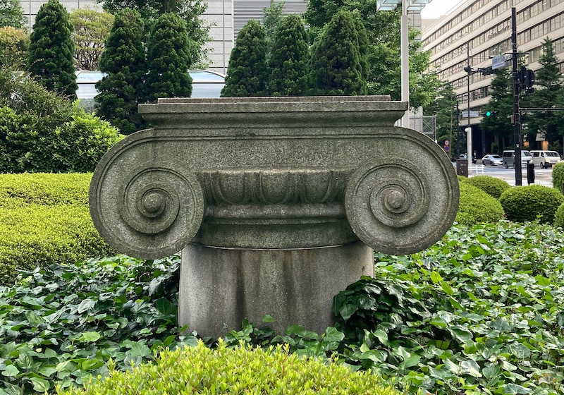 「東京・丸の内で見つけた、古代ギリシャの断片」。建築史家・長谷川 香さんによる連載コラム。最新回はこちらから。