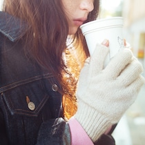 軍手をモチーフにした〈テンベア〉の手袋は、軽くて暖かく優しい肌触り。