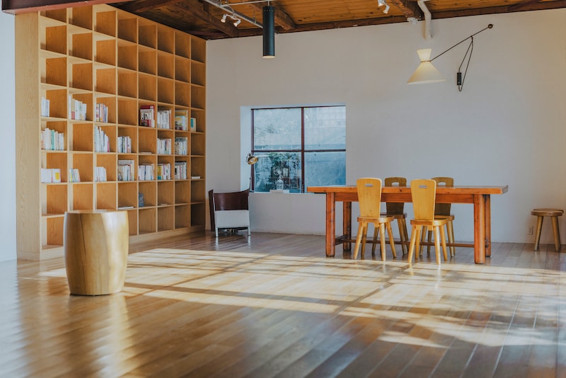 坂本龍一さんが残した本をきっかけに、新たな出合いを届ける。『坂本図書』と〈YAECA〉による図書空間『坂本ヤエカ』がスタート。