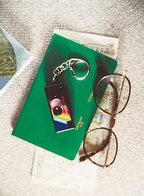 キーチェーン型の可愛らしいトイカメラ「コダックチャーメラ」が、〈コダックアパレル〉から登場。