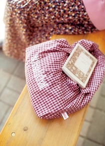 韓国・乙支路のショップで見つけた、〈shesaidthat〉のトートバッグ。