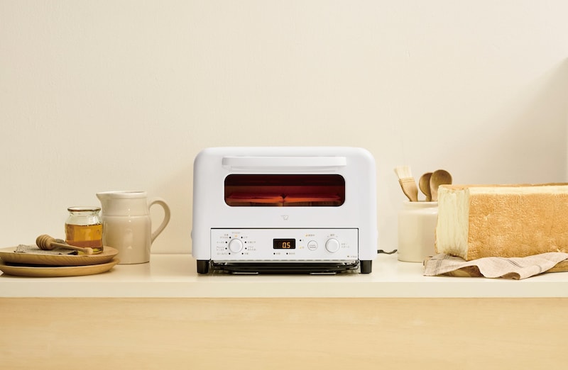 『&Premium iD』会員への限定プレゼント。今月は、〈象印〉のオーブントースター (EQ-HM30、ホワイト) を1名に。