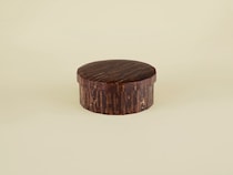 デスク周りの収納にも使える、秋田県の伝統工芸・桜皮細工の茶櫃。Webサイト「骨董王子・郷古隆洋の日用品案内」より。