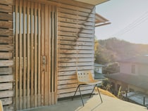 「家は移り変わるもの。ピカピカじゃなくなったということは、この空間で暮らしが営まれたということです」。最新号「部屋を心地よく、整える」を担当した編集者による編集後記。