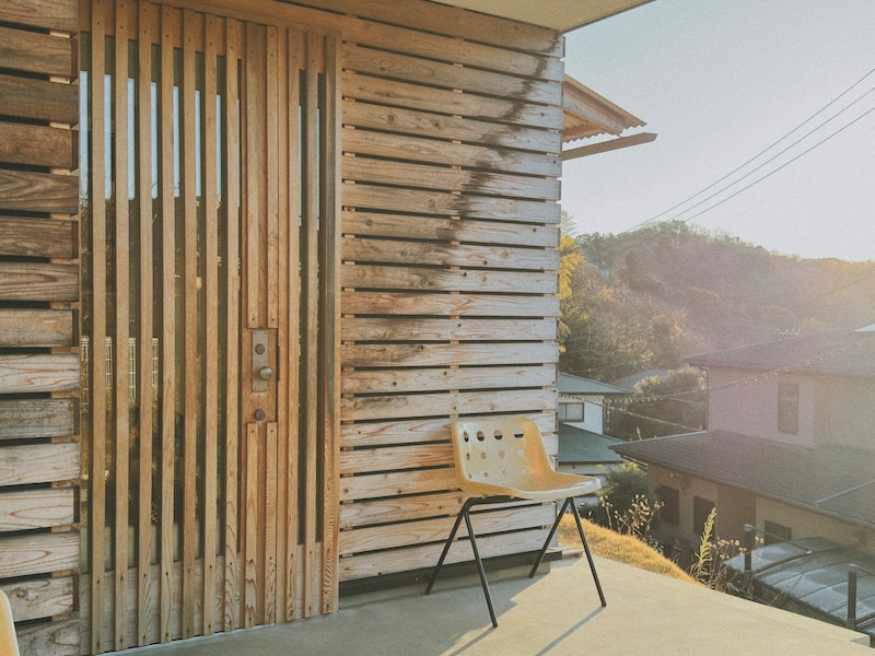 「家は移り変わるもの。ピカピカじゃなくなったということは、この空間で暮らしが営まれたということです」。最新号「部屋を心地よく、整える」を担当した編集者による編集後記。