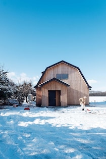 北海道の豊かな自然の中で、有機的に暮らす。料理家・エッセイストの藤原奈緒さんが住む築60年の家。