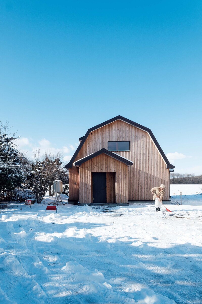 北海道の豊かな自然の中で、有機的に暮らす。料理家・エッセイストの藤原奈緒さんが住む築60年の家。