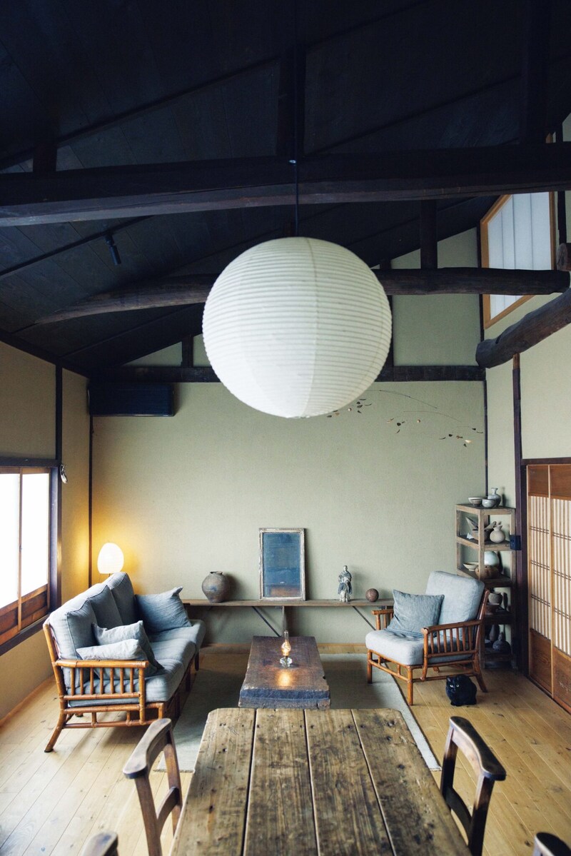 選び抜いた古物のひとつとして存在する家。ギャラリー『kankakari』主宰の鈴木良さんが暮らす、築100年の京町家。