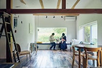 弧を描く白壁を、古民家暮らしの象徴に。白石さん夫妻が10年かけて改修した、築70年の家。