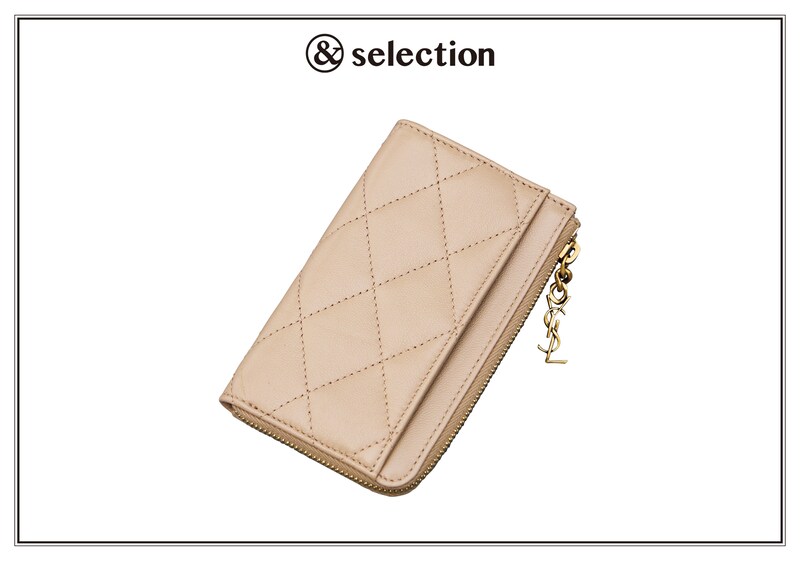 〈サンローラン〉から、キルティングが印象的なカードケースが登場。