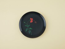 どこかカジュアルで魅力的。琉球漆器のハイビスカス柄丸盆。Web連載「骨董王子・郷古隆洋の日用品案内」より。