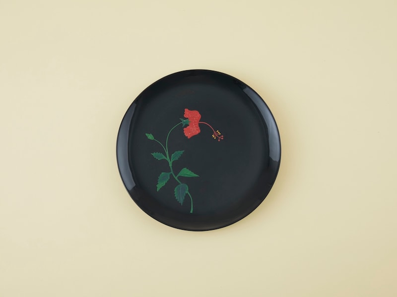 どこかカジュアルで魅力的。琉球漆器のハイビスカス柄丸盆。Web連載「骨董王子・郷古隆洋の日用品案内」より。