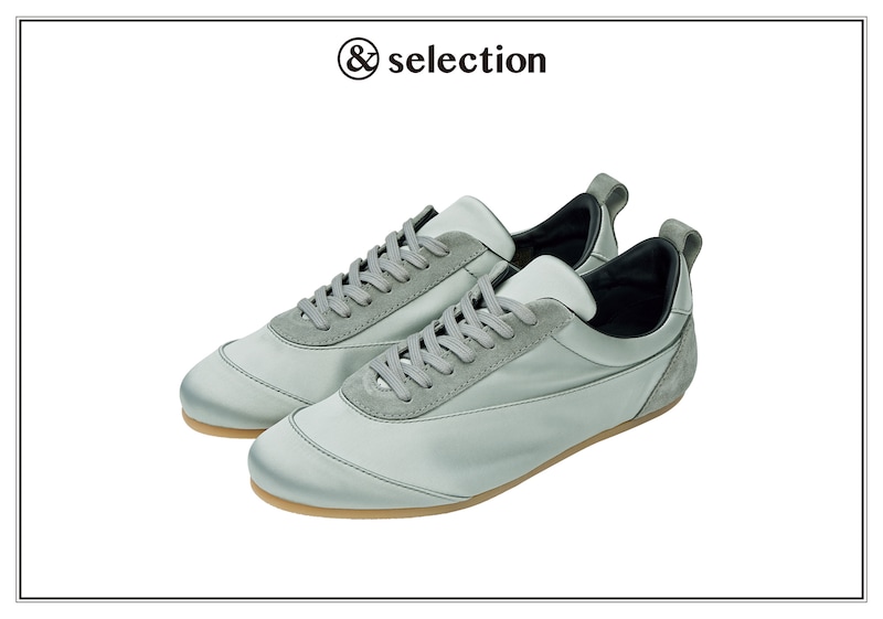 バレリーナシューズから着想を得た、〈ジル サンダー〉のサテンスニーカー。