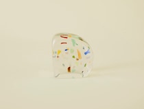 ブックエンドとしても活躍する〈スタジオプレパ〉のガラスブロック。Webサイト「骨董王子・郷古隆洋の日用品案内」より。