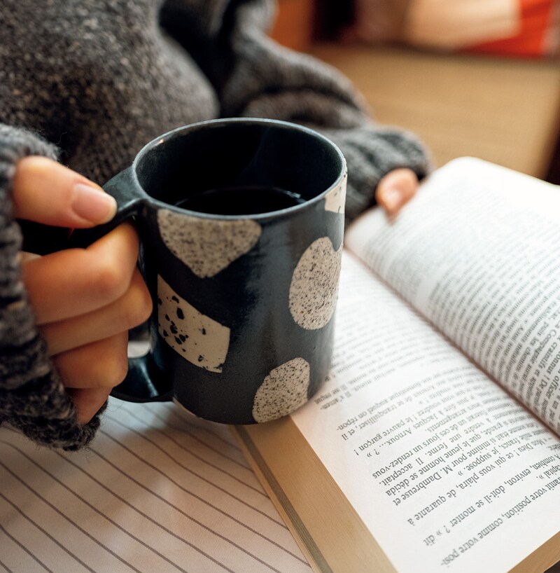 東京・代々木八幡の『オウチノ道具』で見つけた、小石のモチーフが目を引くマグカップ。