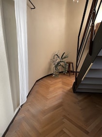 40畳と73平米。木材を測り、切り、手作業で並べ続けたヘリンボーンの床。 漫画家・ねむようこさんによる、DIY記録。