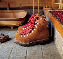 鮮やかなシューレースを結ぶたびに心が躍る、〈WMV〉のブーツ。