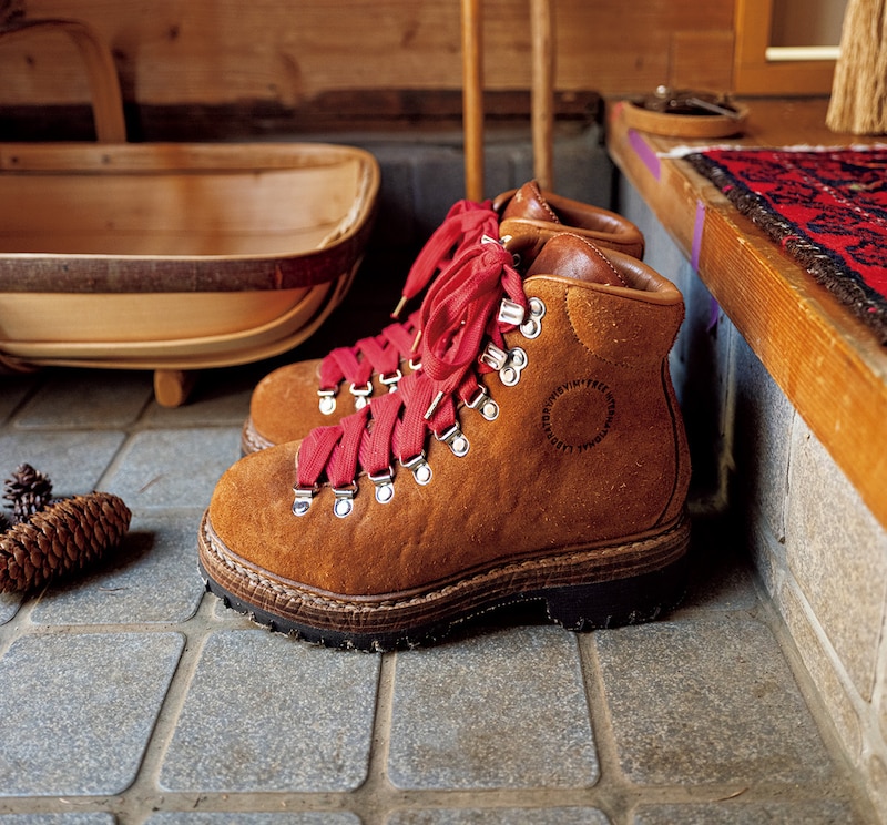 鮮やかなシューレースを結ぶたびに心が躍る、〈WMV〉のブーツ。