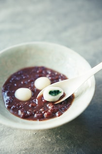 京都で和菓子を制作する〈御菓子丸〉が、四季折々の寺社仏閣の風景を、独創的な菓子と文とで表現。今回は、城南宮の三草善哉（みくさぜんざい）を紹介します。