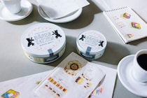 菓子研究家・福田里香さんとイラストレーター・塩川いづみさんに聞いた、 大切に使い続けたくなるクッキー缶。