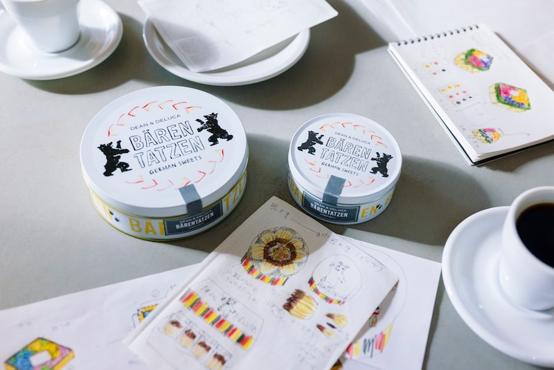 菓子研究家・福田里香さんとイラストレーター・塩川いづみさんに聞いた、 大切に使い続けたくなるクッキー缶。