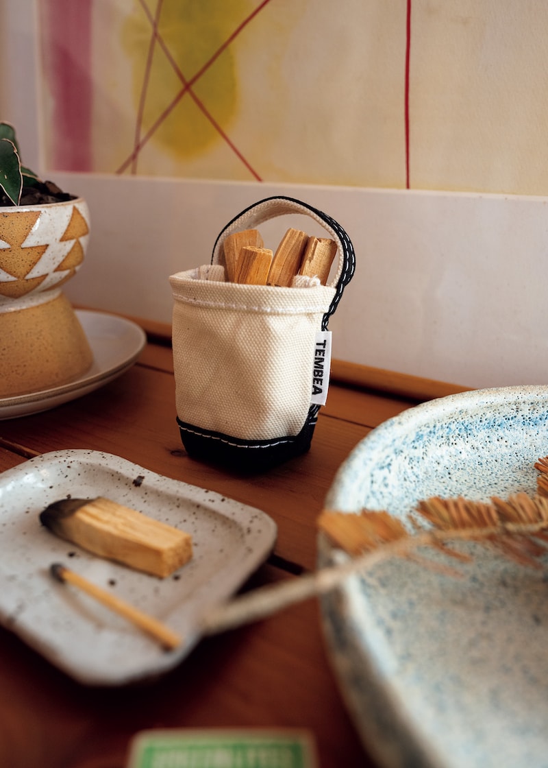 パロサントを入れるのにぴったりな、〈テンベア〉のミニトートバッグ。