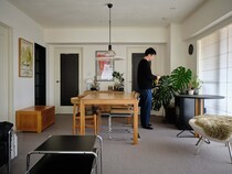 カーペットの肌触りの良さを楽しむ。不動産会社代表・足立 淳さんに聞いた、心地よく過ごすための空間づくり。