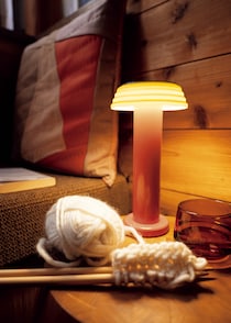 ポップなカラーリングが美しい、〈ソーデン ライト〉のテーブルランプ。