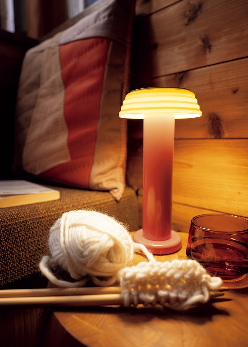 ポップなカラーリングが美しい、〈ソーデン ライト〉のテーブルランプ。