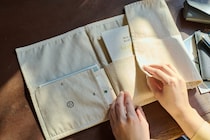 『アンド プレミアム』定期購読のスペシャル特典、〈ヤエカ〉とのダブルネーム「ブックポケット」ができあがりました。