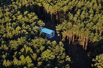 5月3日（日）、山の奥で聴く、音楽イベント「山に潮騒」が開催。 山梨県北杜市の『listude 森のホール』にて。