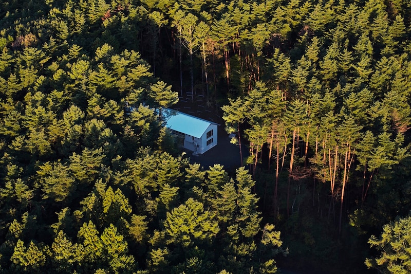 5月3日(日)、山の奥で聴く、音楽イベント「山に潮騒」が開催。 山梨県北杜市の『listude 森のホール』にて。