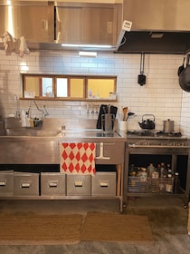 「掃除嫌いだからと作った台所が、私を掃除好きに変えてくれた。なんて優秀な台所なんだろう」  漫画家・ねむようこさんのDIY物語。今回は、こだわりのステンレス製の台所について。