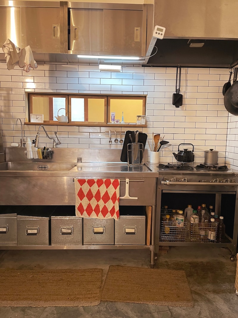 「掃除嫌いだからと作った台所が、私を掃除好きに変えてくれた。なんて優秀な台所なんだろう」 漫画家・ねむようこさんのDIY物語。今回は、こだわりのステンレス製の台所について。